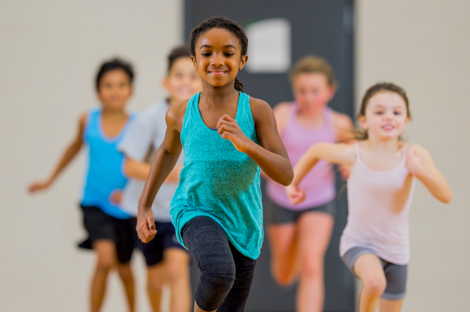 The children they are running. Дети бегают в зале. Дети бегут в спортзале. Пробежка в спортзале дети. Бег в школе фото.